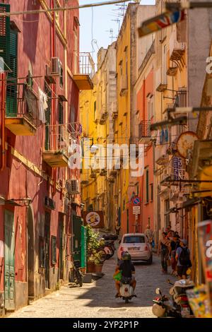 Blick auf die farbenfrohe, enge Seitenstraße im Fischereihafen, Procida, Phlegräische Inseln, Golf von Neapel, Kampanien, Süditalien, Italien, Europa Stockfoto