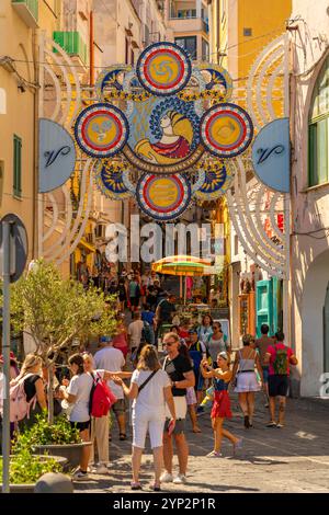 Blick auf Geschäfte in der Via Vittorio Emanuele im Fischereihafen, Procida, Phlegräischen Inseln, Golf von Neapel, Kampanien, Süditalien, Italien, Europa Stockfoto