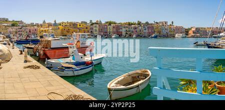 Blick auf die Kirche Santa Maria della Pieta im Fischereihafen Marina Grande mit Booten, Procida, Phlegräischen Inseln, Golf von Neapel, Kampanien, Südländer Stockfoto