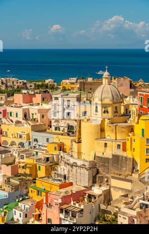 Blick auf Marina di Corricella und Kirche Santa Maria delle Grazie, von erhöhter Position, Procida, Phlegräische Inseln, Golf von Neapel, Kampanien Stockfoto