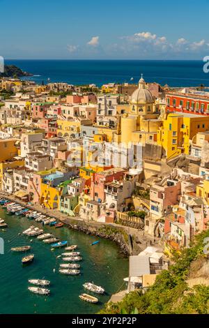 Blick auf Marina di Corricella von erhöhter Position, Procida, Phlegräische Inseln, Golf von Neapel, Kampanien, Süditalien, Italien, Europa Stockfoto