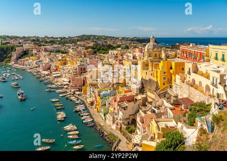 Blick auf Marina di Corricella von erhöhter Position, Procida, Phlegräische Inseln, Golf von Neapel, Kampanien, Süditalien, Italien, Europa Stockfoto