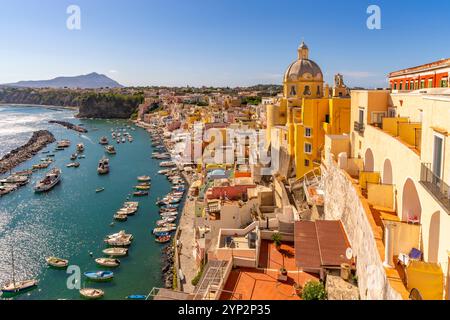 Blick auf Marina di Corricella und Kirche Santa Maria delle Grazie, Procida, Phlegräische Inseln, Golf von Neapel, Kampanien, Süditalien, Italien Stockfoto