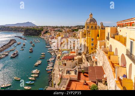 Blick auf Marina di Corricella und Kirche Santa Maria delle Grazie, Procida, Phlegräische Inseln, Golf von Neapel, Kampanien, Süditalien, Italien, Eur Stockfoto