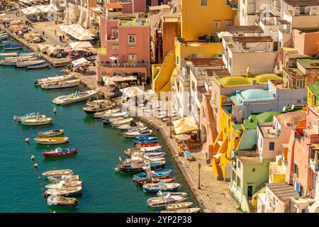 Blick auf Marina di Corricella von erhöhter Position, Procida, Phlegräische Inseln, Golf von Neapel, Kampanien, Süditalien, Italien, Europa Stockfoto
