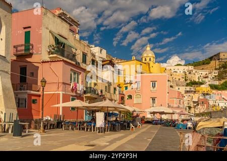Blick auf das Restaurant in Marina di Corricella und die Kirche Santa Maria delle Grazie im Hintergrund, Procida, Phlegräische Inseln, Golf von Neapel Stockfoto
