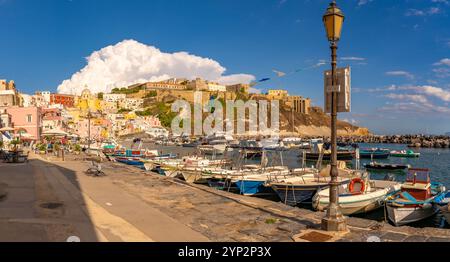 Blick auf Fischerboote in Marina di Corricella, Procida, Phlegräischen Inseln, Golf von Neapel, Kampanien, Süditalien, Italien, Europa Stockfoto