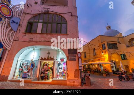 Blick auf die Geschäfte in der Via Vittorio Emanuele im Fischereihafen in der Abenddämmerung, Procida, Phlegräische Inseln, Golf von Neapel, Kampanien, Süditalien, Italien Stockfoto