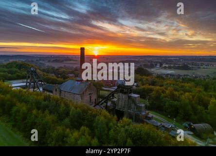 Aus der Vogelperspektive der Gruben im Pleasley Country Park bei Sonnenuntergang, Pleasley, Bolsover, Derbyshire, England, Vereinigtes Königreich, Europa Stockfoto