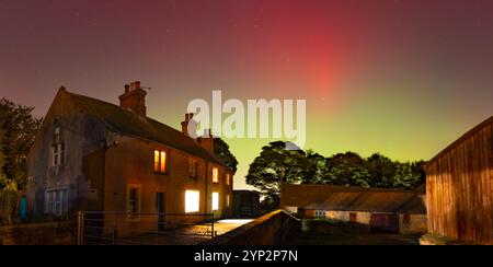 Blick auf Nordlichter (Aurora borealis) und Bauernhaus in der Nähe des Dorfes Glapwell, Bolsover, Derbyshire, England, Vereinigtes Königreich, Europa Stockfoto