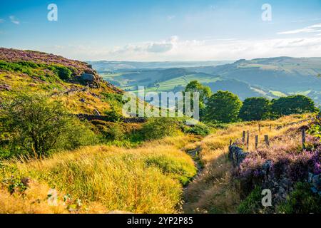 Blick auf die Landschaft von Curbar Edge, Peak District National Park, Baslow, Derbyshire, England, Großbritannien, Europa Stockfoto