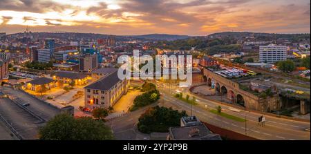 Luftaufnahme der Skyline von Sheffield in der Abenddämmerung, Sheffield, South Yorkshire, England, Vereinigtes Königreich Europa Stockfoto