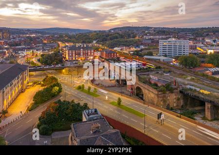 Luftaufnahme der Skyline von Sheffield in der Abenddämmerung, Sheffield, South Yorkshire, England, Vereinigtes Königreich Europa Stockfoto