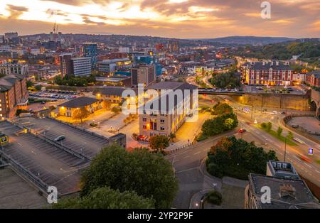 Luftaufnahme der Skyline von Sheffield in der Abenddämmerung, Sheffield, South Yorkshire, England, Vereinigtes Königreich Europa Stockfoto