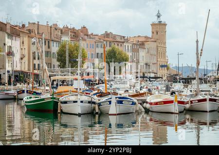 Farbenfrohe Boote im kleinen Hafen von La Ciotat, Bouches-du-Rhone, Provence Alpes Cote d'Azur, Frankreich, Europa Stockfoto