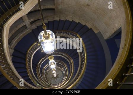 Wendeltreppe im Bremer Haus des Reichs, Sitz von Finanzsenator Björn Fecker. Das unter Denkmalschutz stehende Gebäude wurde von 1928 bis 1930 gebaut, ursprünglich als Konzernzentrale für die Norddeutsche Wollkämmerei und Kammgarnspinnerei Nordwolle, entworfen von den Architekten Hermann und Eberhard Gildemeister, im Stilmix aus Art Deco, Expressionismus und Neuem Bauen. *** Wendeltreppe in Bremens Haus des Reichs, Sitz des Finanzsenators Björn Fecker das denkmalgeschützte Gebäude wurde zwischen 1928 und 1930 errichtet, ursprünglich als Firmensitz der Norddeutschen Wollkämmerei u Stockfoto