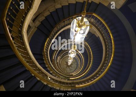 Wendeltreppe im Bremer Haus des Reichs, Sitz von Finanzsenator Björn Fecker. Das unter Denkmalschutz stehende Gebäude wurde von 1928 bis 1930 gebaut, ursprünglich als Konzernzentrale für die Norddeutsche Wollkämmerei und Kammgarnspinnerei Nordwolle, entworfen von den Architekten Hermann und Eberhard Gildemeister, im Stilmix aus Art Deco, Expressionismus und Neuem Bauen. *** Wendeltreppe in Bremens Haus des Reichs, Sitz des Finanzsenators Björn Fecker das denkmalgeschützte Gebäude wurde zwischen 1928 und 1930 errichtet, ursprünglich als Firmensitz der Norddeutschen Wollkämmerei u Stockfoto