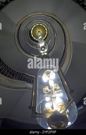 Wendeltreppe im Bremer Haus des Reichs, Sitz von Finanzsenator Björn Fecker. Das unter Denkmalschutz stehende Gebäude wurde von 1928 bis 1930 gebaut, ursprünglich als Konzernzentrale für die Norddeutsche Wollkämmerei und Kammgarnspinnerei Nordwolle, entworfen von den Architekten Hermann und Eberhard Gildemeister, im Stilmix aus Art Deco, Expressionismus und Neuem Bauen. *** Wendeltreppe in Bremens Haus des Reichs, Sitz des Finanzsenators Björn Fecker das denkmalgeschützte Gebäude wurde zwischen 1928 und 1930 errichtet, ursprünglich als Firmensitz der Norddeutschen Wollkämmerei u Stockfoto