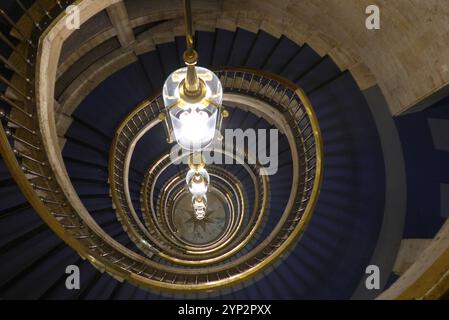 Wendeltreppe im Bremer Haus des Reichs, Sitz von Finanzsenator Björn Fecker. Das unter Denkmalschutz stehende Gebäude wurde von 1928 bis 1930 gebaut, ursprünglich als Konzernzentrale für die Norddeutsche Wollkämmerei und Kammgarnspinnerei Nordwolle, entworfen von den Architekten Hermann und Eberhard Gildemeister, im Stilmix aus Art Deco, Expressionismus und Neuem Bauen. *** Wendeltreppe in Bremens Haus des Reichs, Sitz des Finanzsenators Björn Fecker das denkmalgeschützte Gebäude wurde zwischen 1928 und 1930 errichtet, ursprünglich als Firmensitz der Norddeutschen Wollkämmerei u Stockfoto