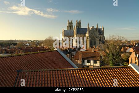 Erhöhter Blick auf das historische, antike Münster an einem schönen Wintermorgen unter warmem blauen Himmel mit einem Wolkenflackern in Beverley, Großbritannien. Stockfoto