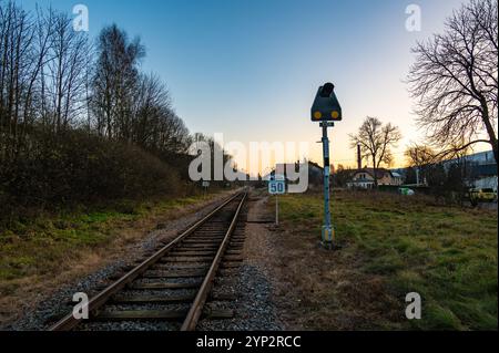 Ein nostalgischer Blick auf die Bahngleise, Signale und den Bahnhof im Dorf Bila Voda, der eine kleine lokale Linie am Rande der Schließung darstellt, evokin Stockfoto