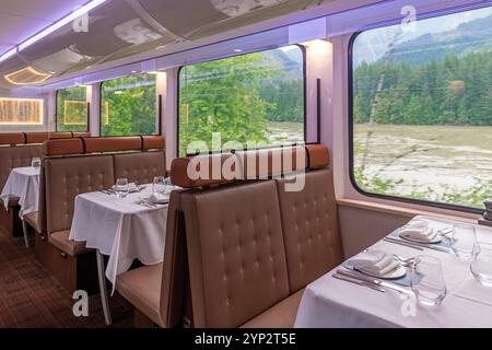 Luxuriöser Restaurantwagen des Rocky Mountaineer-Zuges entlang des Fraser River in British Columbia, Kanada. Stockfoto