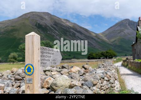 Wegweiser für den öffentlichen Fußweg am Wasdale Head im englischen Lake District, Großbritannien. Stockfoto