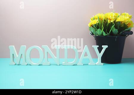Montag Buchstaben auf blauem Hintergrund Stockfoto