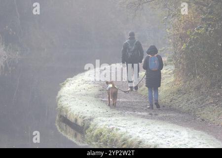 Kidderminster, Großbritannien. November 2024. Wetter in Großbritannien: Es ist ein eisiger Kaltstart in den Midlands mit eisigen Temperaturen und Nebel. Menschen und ihre Haustiere tragen warme Kleidung, da die Temperaturen bei minus 2 Grad in den Tag gehen. Quelle: Lee Hudson/Alamy Live News Stockfoto