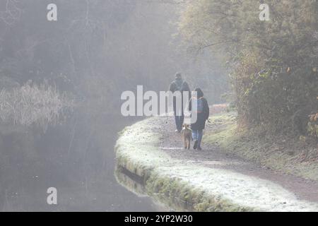 Kidderminster, Großbritannien. November 2024. Wetter in Großbritannien: Es ist ein eisiger Kaltstart in den Midlands mit eisigen Temperaturen und Nebel. Menschen und ihre Haustiere tragen warme Kleidung, da die Temperaturen bei minus 2 Grad in den Tag gehen. Quelle: Lee Hudson/Alamy Live News Stockfoto