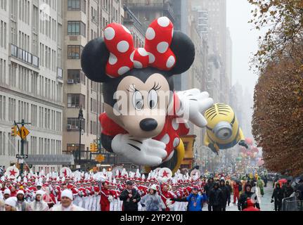 New York, Usa. November 2024. Der Ballon Minnie Mouse gibt ihr Debüt während der 98. Macy's Thanksgiving Day Parade in New York City am Donnerstag, 28. November 2024. Foto: John Angelillo/UPI Credit: UPI/Alamy Live News Stockfoto