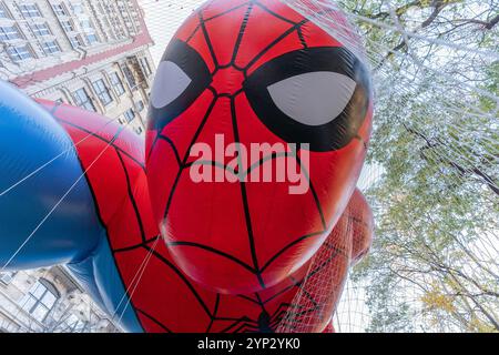 New York, Usa. November 2024. Mitglieder des Inflationsteams von Macy arbeiten am Spider-man-Riesenballon, während sie sich vor der 98. Macy's Thanksgiving Day Parade auf der Upper West Side in New York vorbereiten (Foto: Lev Radin/Pacific Press) Credit: Pacific Press Media Production Corp./Alamy Live News Stockfoto