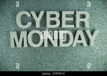 Cyber Monday Buchstaben auf silbernem Glitzerhintergrund Stockfoto