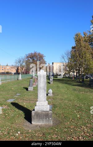 Herbst auf einem kleinen Friedhof in Chicago in hellem Sonnenschein Stockfoto