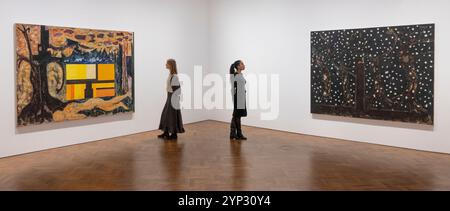 Thaddaeus Ropac, London, Großbritannien. November 2024. Joan Snyder: Body & Soul (28. November 2024-2, Februar 2025), eine Einzelausstellung des abstrakten Werkes des amerikanischen Künstlers. Joan Snyder (* 1940) ist ein MacArthur Fellow, ein Guggenheim Fellow und ein National Endowment for the Arts Fellow. Bild: (Links) Joan Snyder. Ein Angebot für Pro, 1986; (rechts) Joan Snyder. Der Orchard / Der Altar, 1986. Kredit: Malcolm Park/Alamy Stockfoto