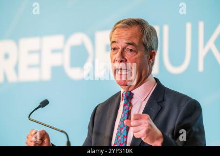 London, Großbritannien. November 2024. Nigel Farage, Abgeordneter (im Bild), gibt bekannt, dass der ehemalige konservative Minister Andrea Jenkyns sich der Reform UK angeschlossen hat und als Kandidat der Partei für den Bürgermeister von Lincolnshire kandidieren wird. Sie verlor ihren Sitz bei den letzten Parlamentswahlen und Nigel Farage sagte, dass sie "zufällig" das 100.000. Reformmitglied war. Guy Bell/Alamy Live News Stockfoto
