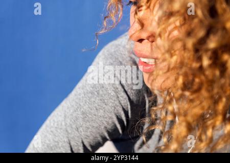 Sportfrau, die sich während des Trainings erschöpft ausruht Stockfoto
