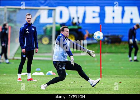 Hamburg, Deutschland. November 2024. Tom Mickel (Hamburger SV, #12) GER, Training Hamburger SV, Fussball, 2. Bundesliga, Saison 2024/2025, 28.11.2024 Foto: Eibner-Pressefoto/Marcel von Fehrn Credit: dpa/Alamy Live News Stockfoto