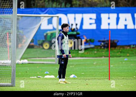 Hamburg, Deutschland. November 2024. Nicolas Oliveira (Hamburger SV, #47) GER, Training Hamburger SV, Fussball, 2. Bundesliga, Saison 2024/2025, 28.11.2024 Foto: Eibner-Pressefoto/Marcel von Fehrn Credit: dpa/Alamy Live News Stockfoto