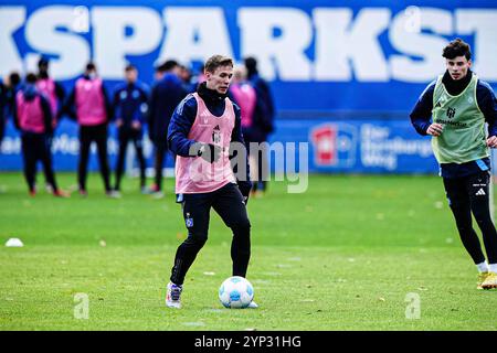 Hamburg, Deutschland. November 2024. Anssi Suhonen (Hamburger SV, #36) GER, Training Hamburger SV, Fussball, 2. Bundesliga, Saison 2024/2025, 28.11.2024 Foto: Eibner-Pressefoto/Marcel von Fehrn Credit: dpa/Alamy Live News Stockfoto