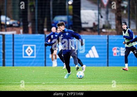 Hamburg, Deutschland. November 2024. Noah Katterbach (Hamburger SV, #33) GER, Training Hamburger SV, Fussball, 2. Bundesliga, Saison 2024/2025, 28.11.2024 Foto: Eibner-Pressefoto/Marcel von Fehrn Credit: dpa/Alamy Live News Stockfoto