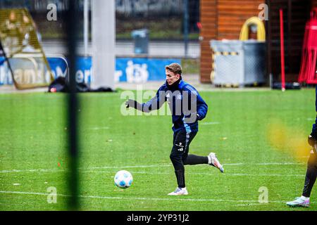 Hamburg, Deutschland. November 2024. Anssi Suhonen (Hamburger SV, #36) GER, Training Hamburger SV, Fussball, 2. Bundesliga, Saison 2024/2025, 28.11.2024 Foto: Eibner-Pressefoto/Marcel von Fehrn Credit: dpa/Alamy Live News Stockfoto