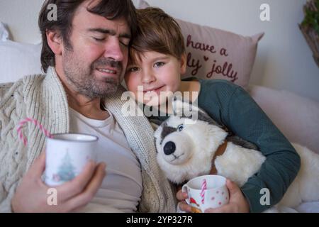 23. November 2024: Symbolisches Bild für den sensiblen Umgang mit Gefühlen: Vater und Sohn zeigen empathische Nähe - ein wichtiger Aspekt, um emotionale Sicherheit und Sicherheit ohne Grenzen zu schaffen. *** Symbolbild für den sensiblen Umgang mit Gefühlen: Vater und Sohn zeigen einfühlsame Nähe ein wichtiger Aspekt, um emotionale Sicherheit und Geborgenheit zu schaffen, ohne Grenzen zu überschreiten. Stockfoto