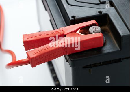 Prüfen der Spannung an der Fahrzeugbatterie mit dem Jumper aus der Nähe Stockfoto