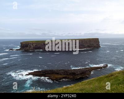 Bishop’s Island liegt etwa 3 km südwestlich von Kilkee gegenüber dem Stadtland Fuathach. Es ist ein einzigartiger Seestapel, der vom mA getrennt wurde Stockfoto