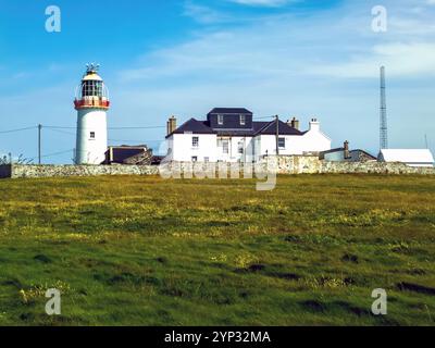 Der Loop Head Lighthouse ist ein majestätischer Signature Discovery Point entlang Irlands Wild Atlantic Way, der sich auf einer dramatischen Landzunge in County Cl befindet Stockfoto