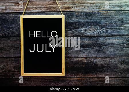 Hallo Juli Typografie Text auf Tafel, die an der Wand hängt Stockfoto