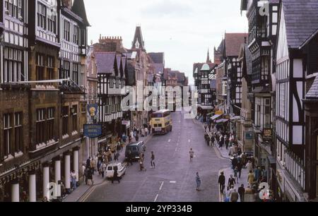 Eine geschäftige Eastgate Street im Stadtzentrum von Chester mit dem Grosvenor Hotel im Vordergrund, September 1974 Foto vom Henshaw Archive Stockfoto