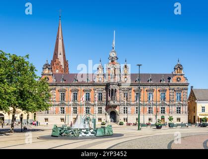 Fassade des Rathauses von Malmö, Schweden, auf dem Stortorget-Platz im historischen Zentrum, mit dem Torgbrunnen-Brunnen. Stockfoto