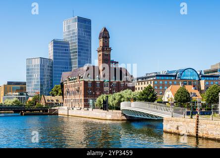 Das Stadtbild von Malmö, Schweden, mit dem historischen Tornhuset-Gebäude, in dem sich die World Maritime University und die Clarion Hotel & Congress Towers befinden. Stockfoto